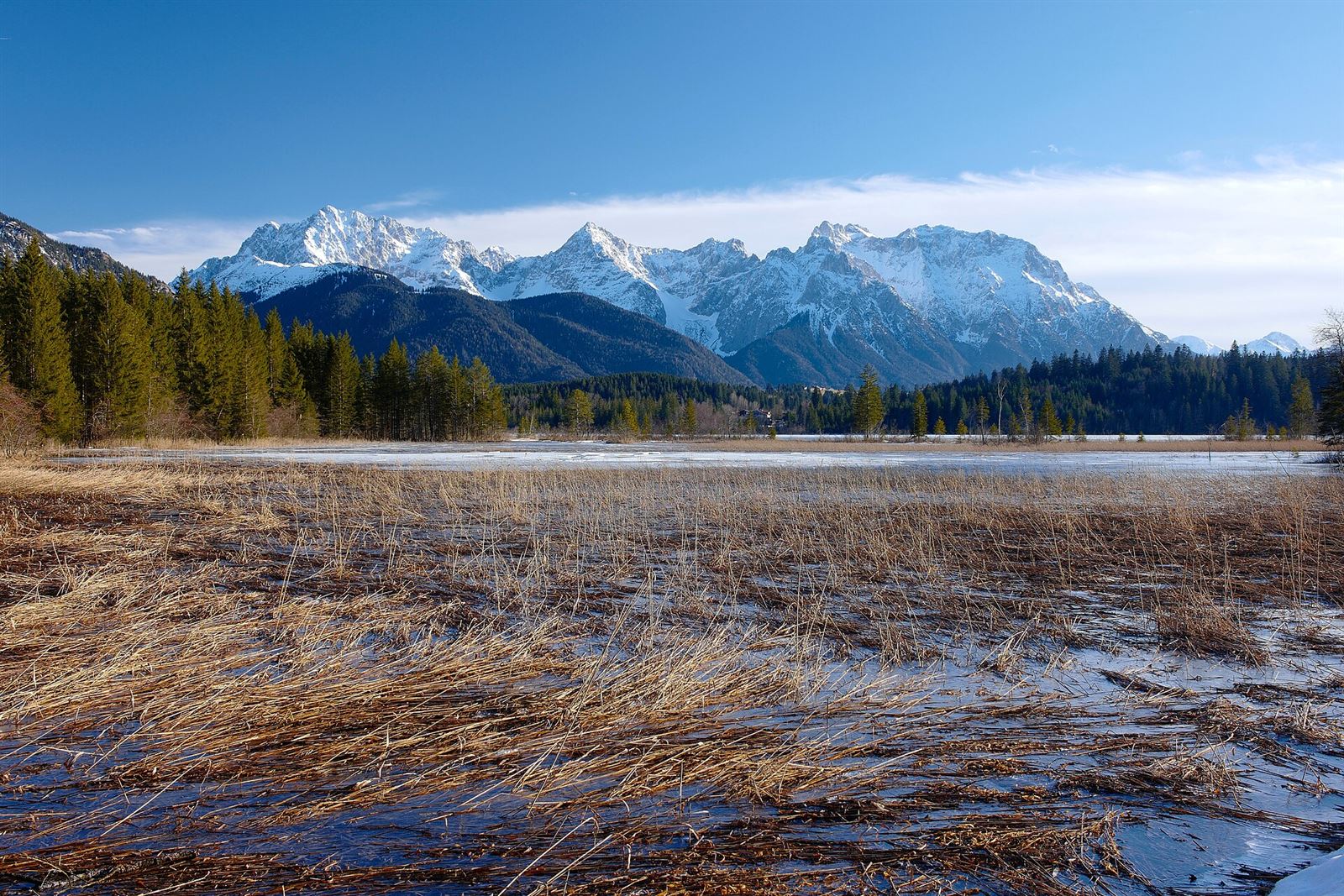Jezioro Barmsee zimą na tle Karwendel