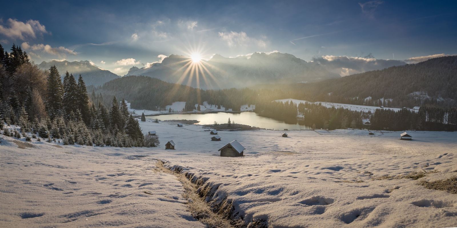 Zaśnieżony zimowy poranek nad jeziorem Geroldsee