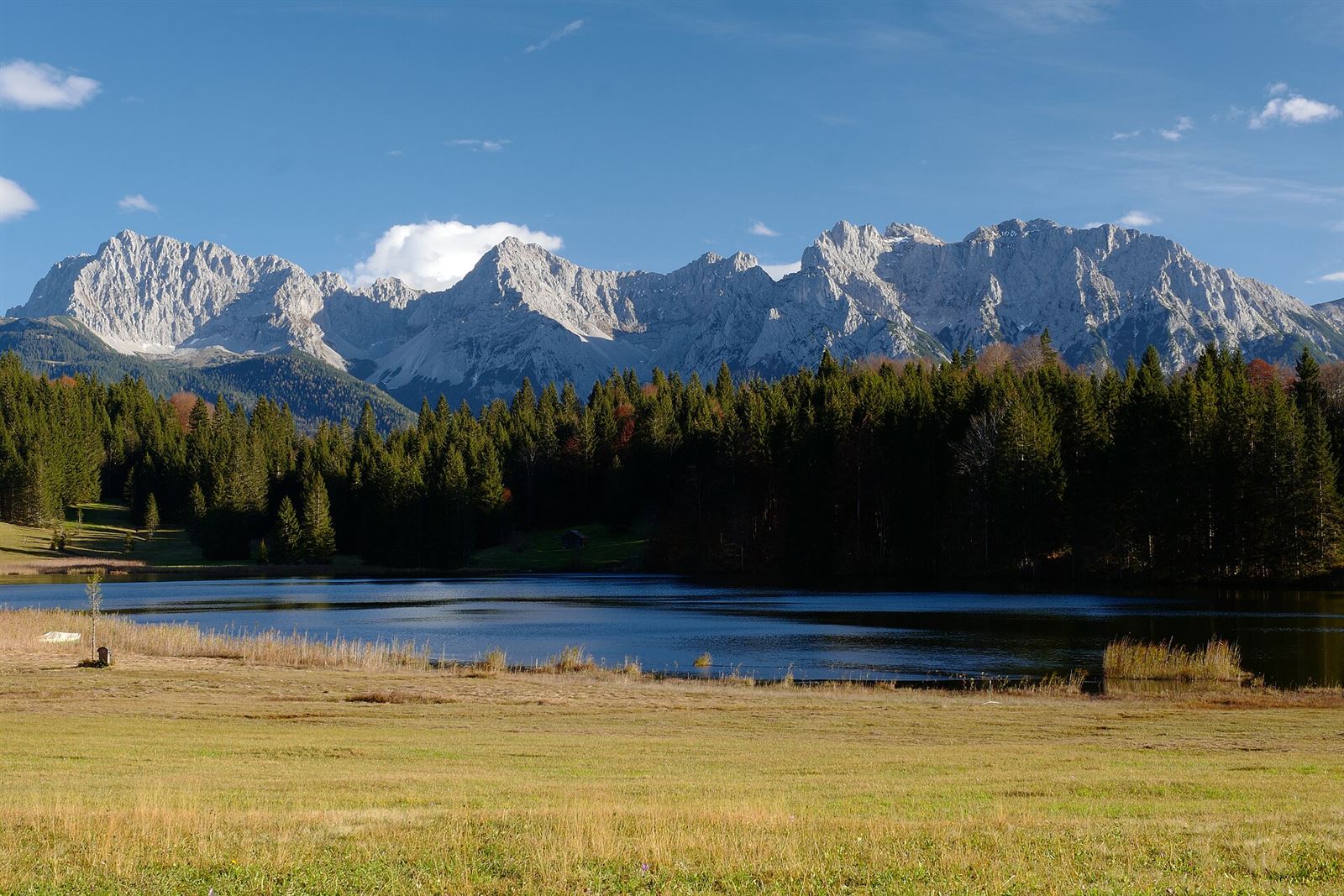 Jezioro Geroldsee na tle gór Karwendel