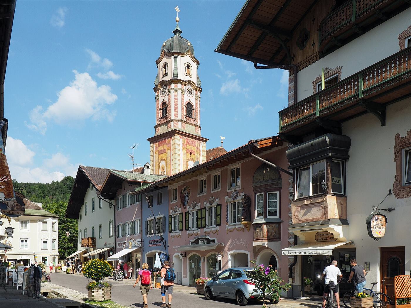 Bemalte Häuser und Pfarrkirche St. Peter und Paul